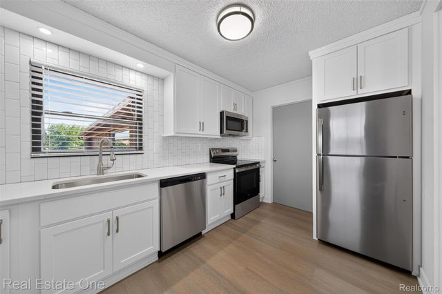 2079 Klingensmith Road, Bloomfield Charter Township, MI 48302