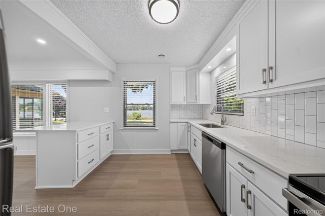 2079 Klingensmith Road, Bloomfield Charter Township, MI 48302