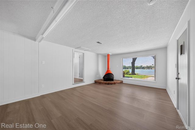 2079 Klingensmith Road, Bloomfield Charter Township, MI 48302