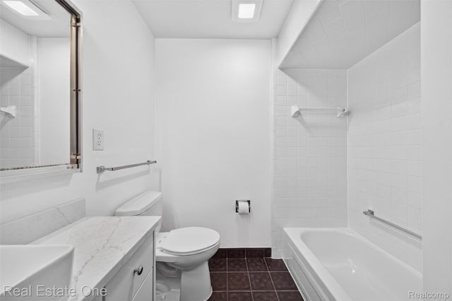 2079 Klingensmith Road, Bloomfield Charter Township, MI 48302