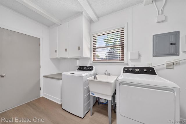 2079 Klingensmith Road, Bloomfield Charter Township, MI 48302