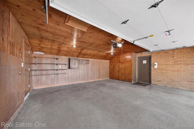 2079 Klingensmith Road, Bloomfield Charter Township, MI 48302