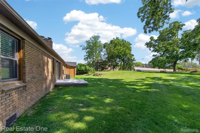 2079 Klingensmith Road, Bloomfield Charter Township, MI 48302
