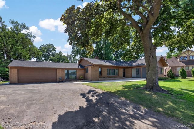 2079 Klingensmith Road, Bloomfield Charter Township, MI 48302