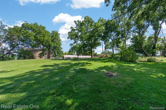 2079 Klingensmith Road, Bloomfield Charter Township, MI 48302
