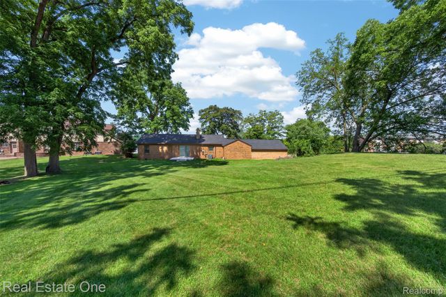 2079 Klingensmith Road, Bloomfield Charter Township, MI 48302