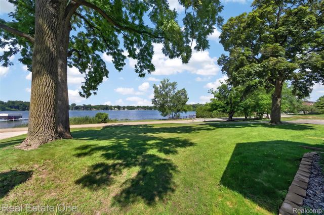 2079 Klingensmith Road, Bloomfield Charter Township, MI 48302