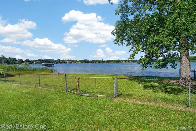 2079 Klingensmith Road, Bloomfield Charter Township, MI 48302