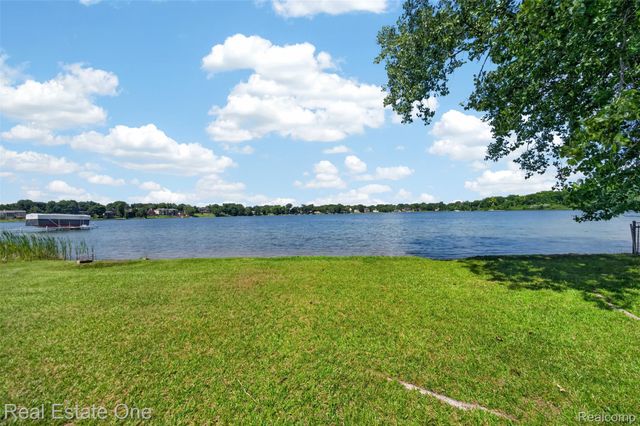 2079 Klingensmith Road, Bloomfield Charter Township, MI 48302