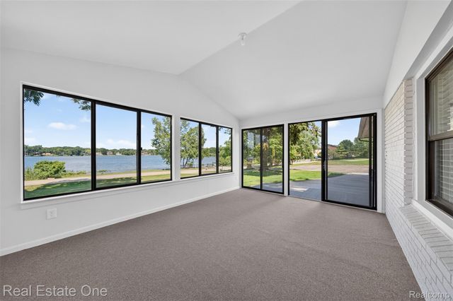 2079 Klingensmith Road, Bloomfield Charter Township, MI 48302