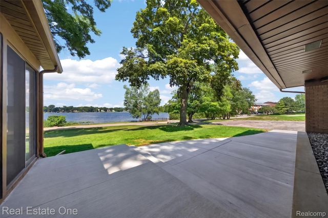 2079 Klingensmith Road, Bloomfield Charter Township, MI 48302
