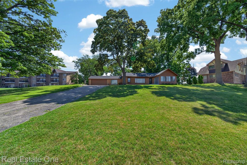 2079 Klingensmith Road, Bloomfield Charter Township, MI 48302