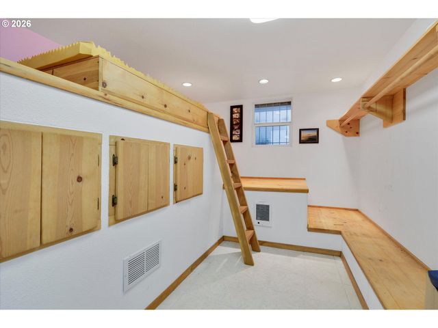 17243 Se OATFIELD Rd, Milwaukie, OR 97267