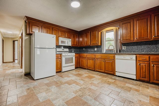 31 Raven Rd, Dracut, MA 01826