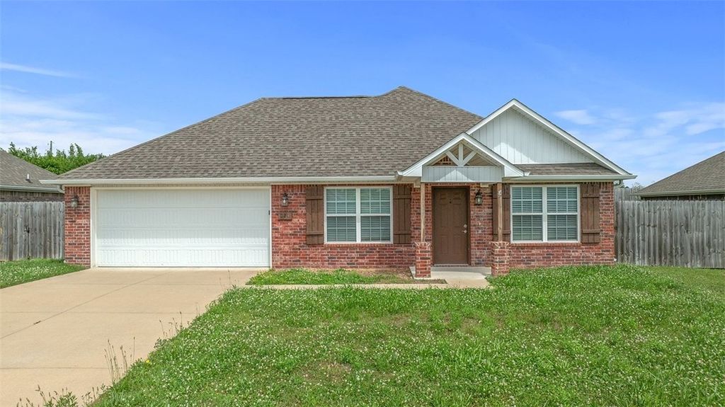 824 Brook Street, Gentry, AR 72734