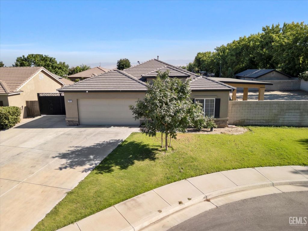 Image 1 of property listing at 10831 Alondra Drive, Bakersfield, CA 93311