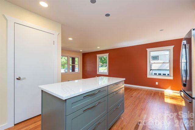 32 Harnett Street, Asheville, NC 28806