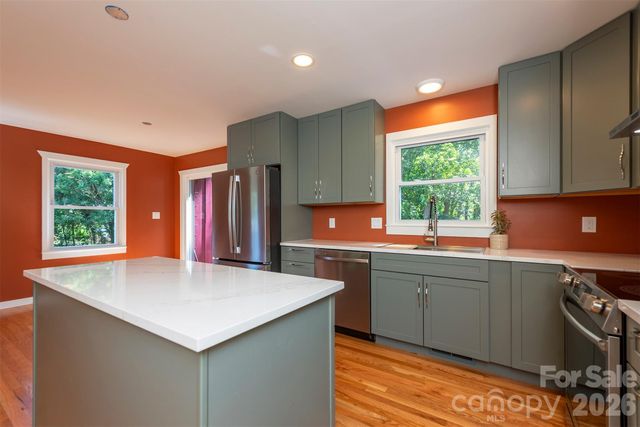 32 Harnett Street, Asheville, NC 28806