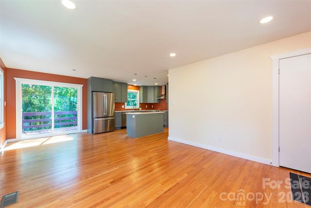 32 Harnett Street, Asheville, NC 28806