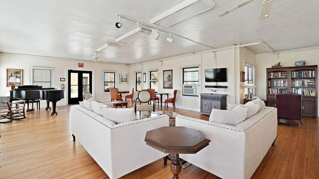 130 4TH AVENUE N 305, St Petersburg, FL 33701