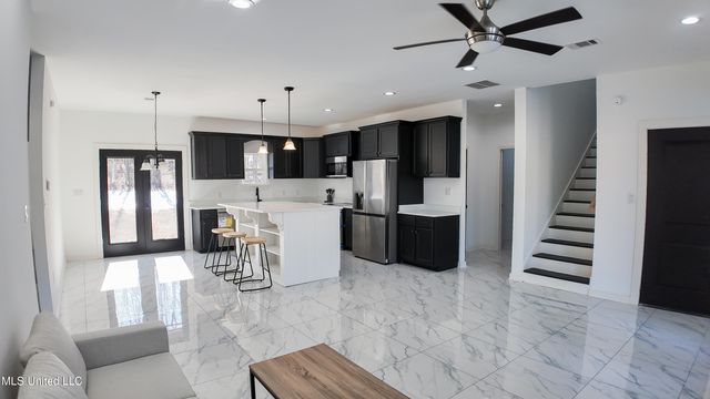 136 Lee Creek Cove, Byhalia, MS 38611