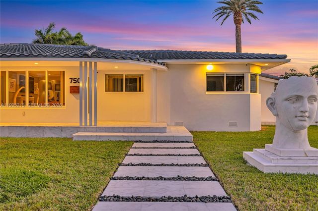 750 Harrison St, Hollywood, FL 33019