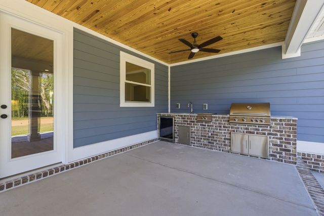 137 Rose Lake Dr., Conway, SC 29526