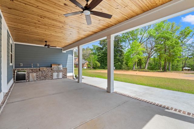 137 Rose Lake Dr., Conway, SC 29526