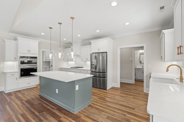 137 Rose Lake Dr., Conway, SC 29526