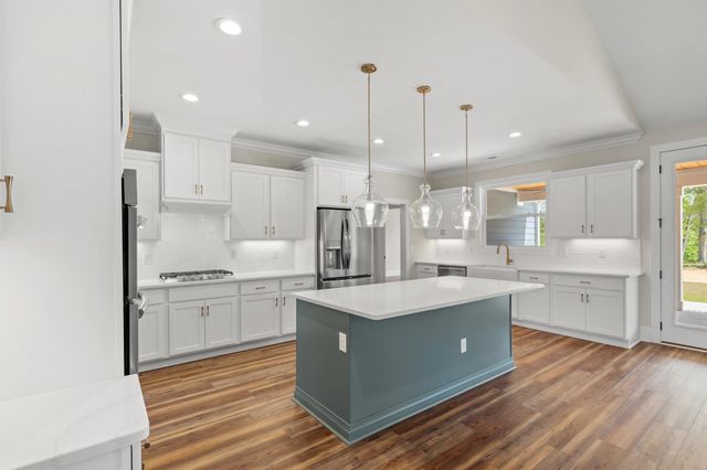 137 Rose Lake Dr., Conway, SC 29526