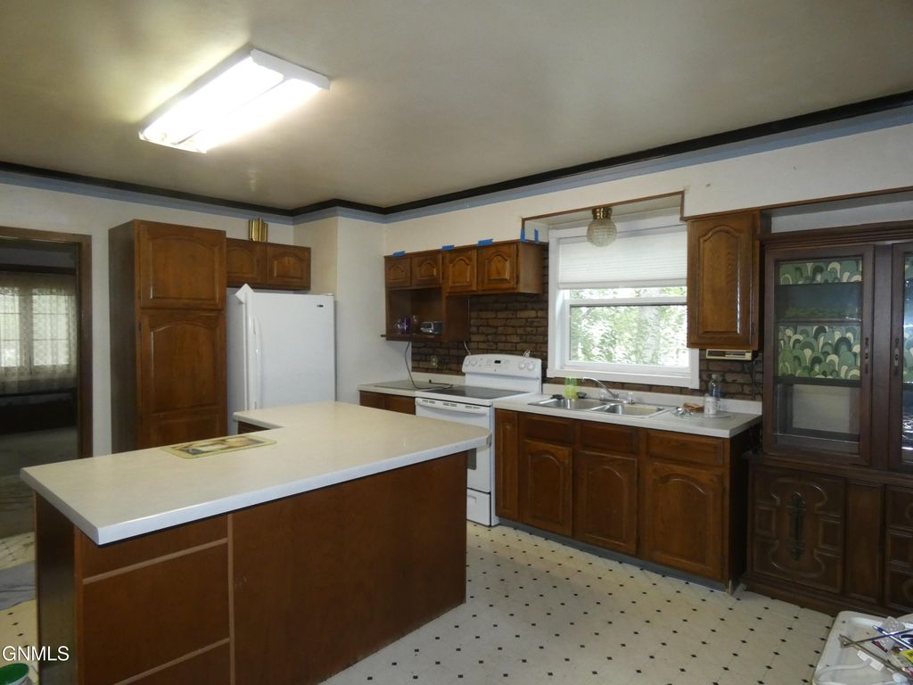 207 F Avenue N, Strasburg, ND 58573 photo 2
