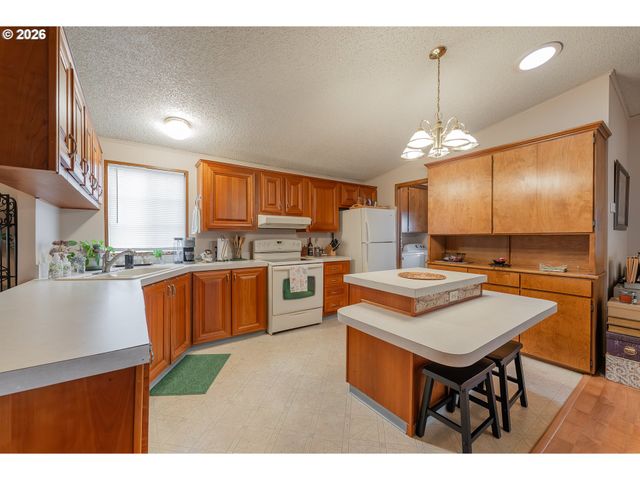 623 SHADOW RANCH Ln, Roseburg, OR 97470