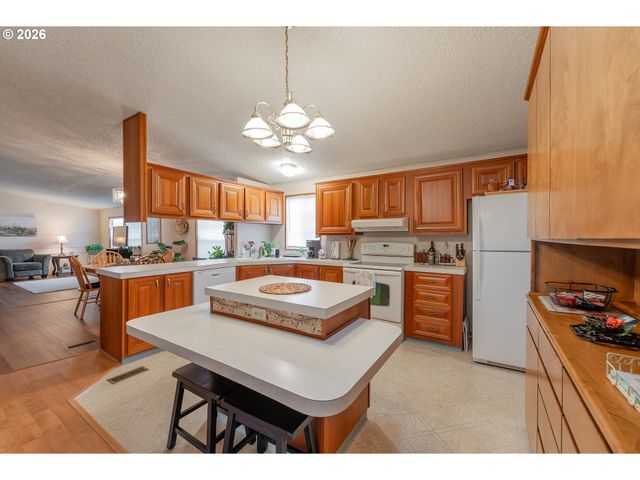 623 SHADOW RANCH Ln, Roseburg, OR 97470