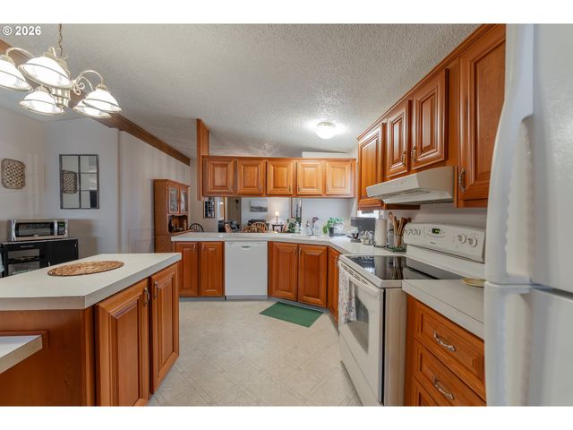 623 SHADOW RANCH Ln, Roseburg, OR 97470