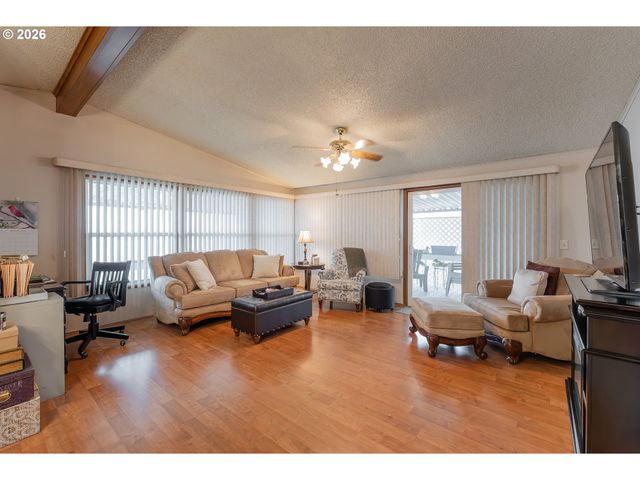 623 SHADOW RANCH Ln, Roseburg, OR 97470