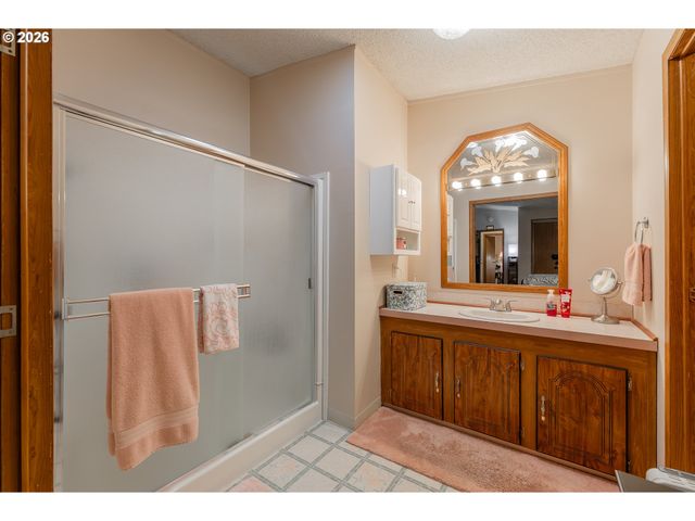 623 SHADOW RANCH Ln, Roseburg, OR 97470