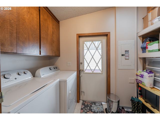 623 SHADOW RANCH Ln, Roseburg, OR 97470