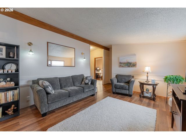 623 SHADOW RANCH Ln, Roseburg, OR 97470