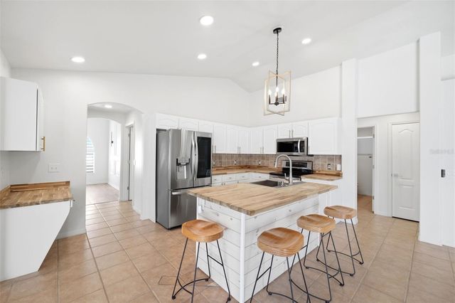 2210 TOWERING OAKS CIRCLE, Seffner, FL 33584