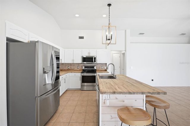 2210 TOWERING OAKS CIRCLE, Seffner, FL 33584