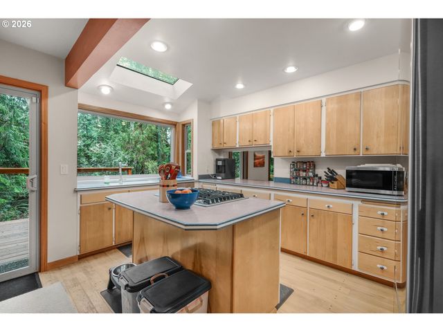 3820 KENTHORPE Way, West Linn, OR 97068