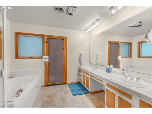 3820 KENTHORPE Way, West Linn, OR 97068