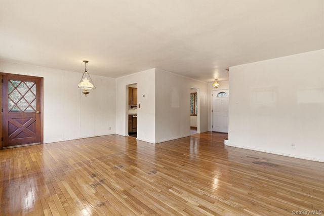 208 Weyford Terrace, Garden City, NY 11530