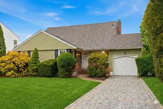 208 Weyford Terrace, Garden City, NY 11530