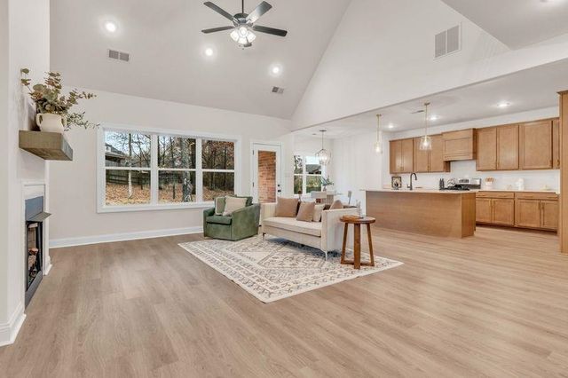 2007 COLLEGE RD, Southaven, MS 38672