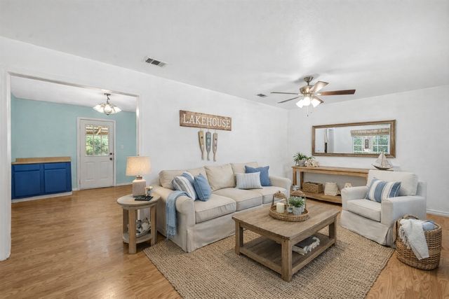 214 Wildflower Drive, Gun Barrel City, TX 75156
