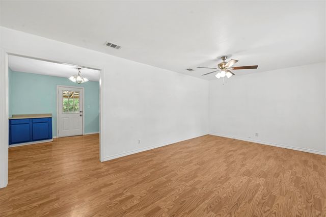 214 Wildflower Drive, Gun Barrel City, TX 75156