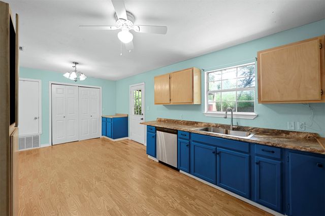 214 Wildflower Drive, Gun Barrel City, TX 75156