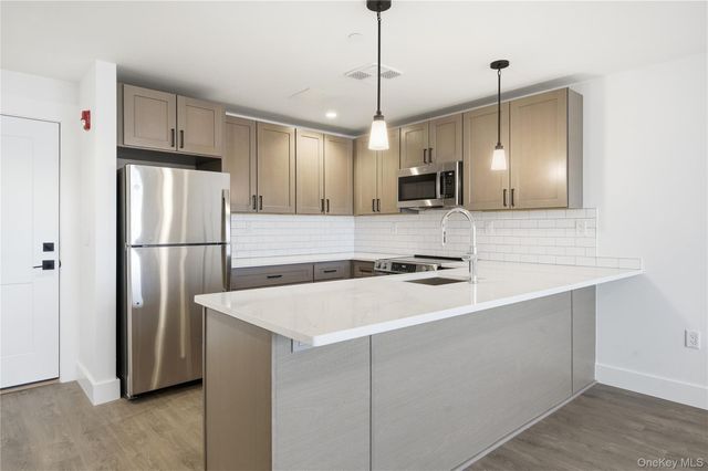 180 Deer Park Avenue 202, Babylon, NY 11702