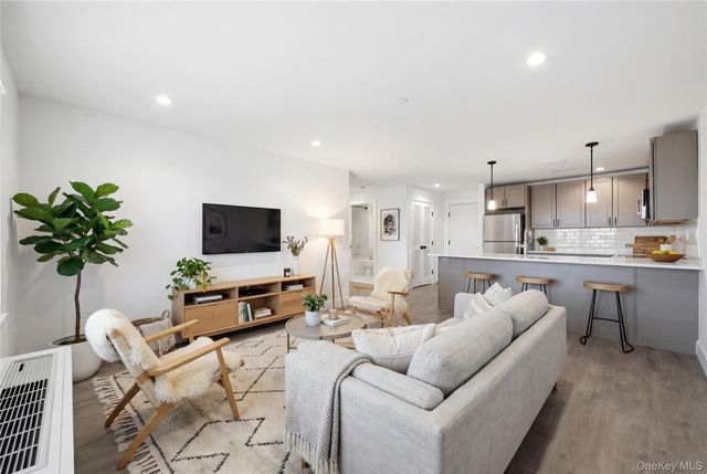 180 Deer Park Avenue 202, Babylon, NY 11702